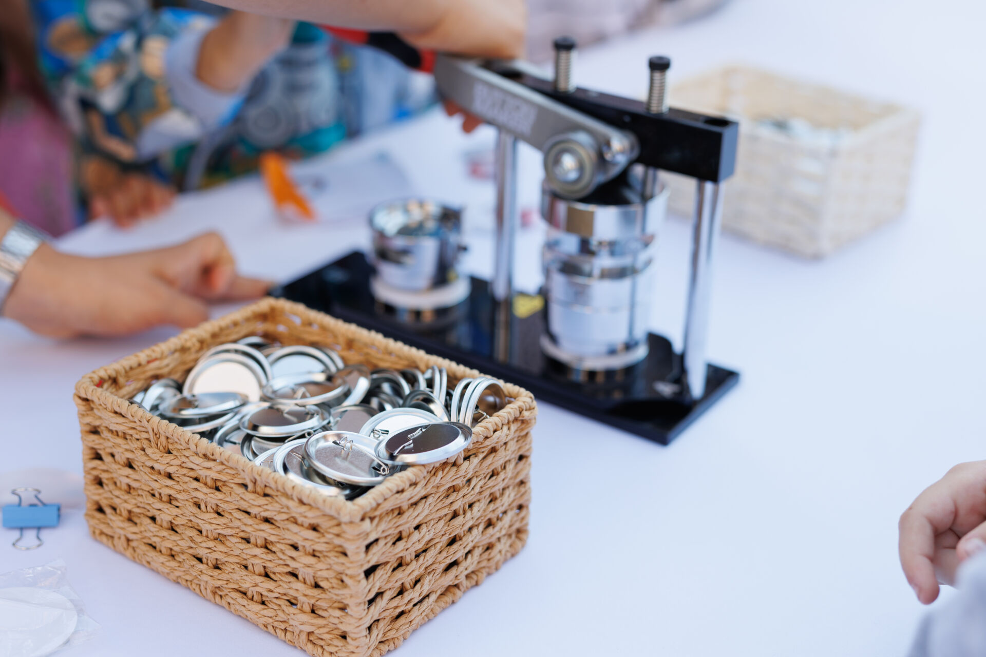 Mechanical manual press. Children and adults make badges .